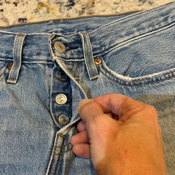 Levi’s 501 tapered button fly jeans Ripped knees Light wash Women’s size 26 - Picture 2 of 15